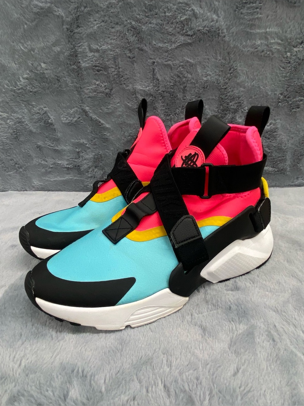 Nike Air Huarache City Womens Size 7.5 Peach Yellow Seafoam Blue Sneakers